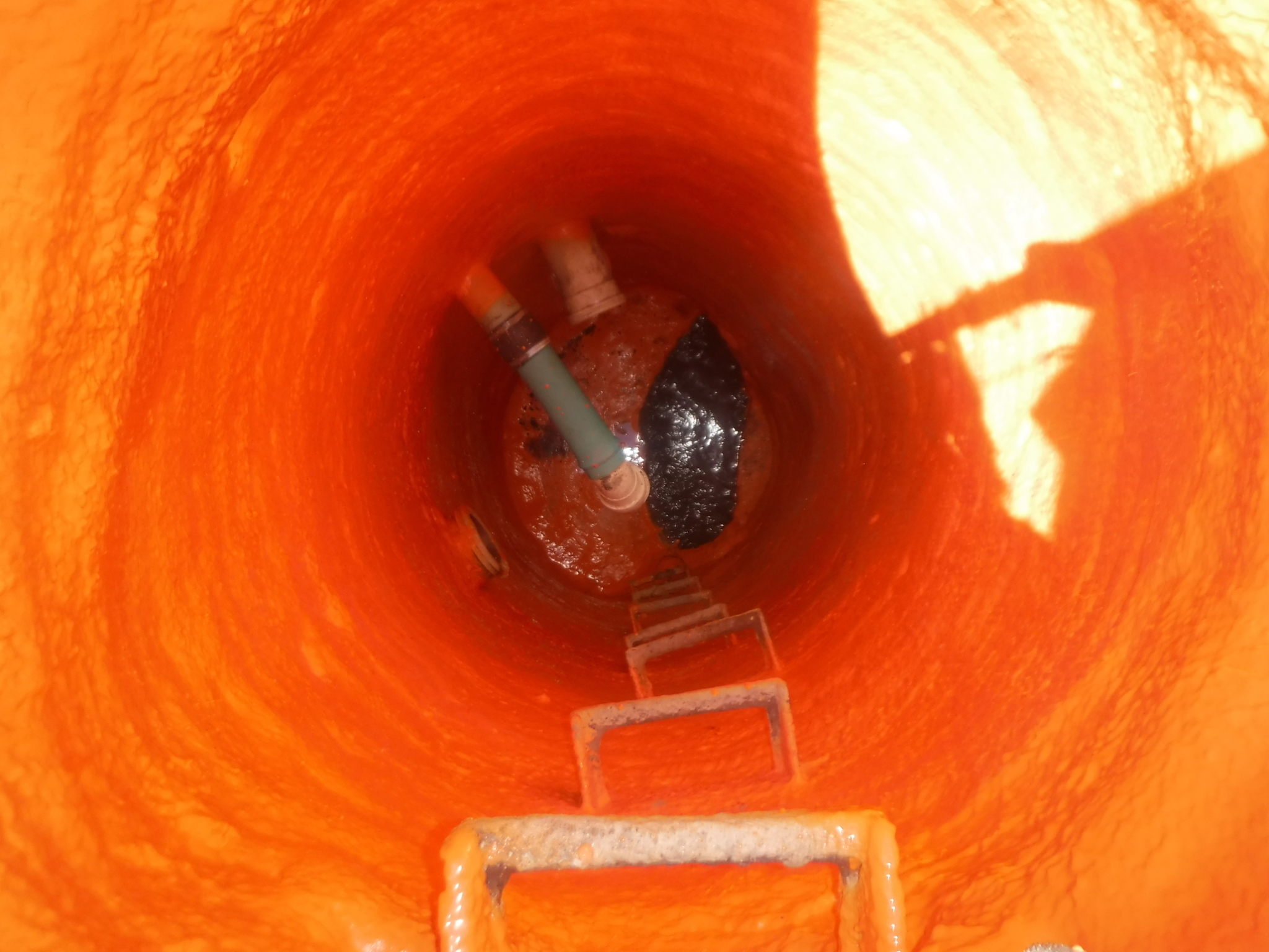 Rehabilitation of the manhole saw the use of OBIC 1306 polyurethane foam and OBIC 1000 polyurea coating.  